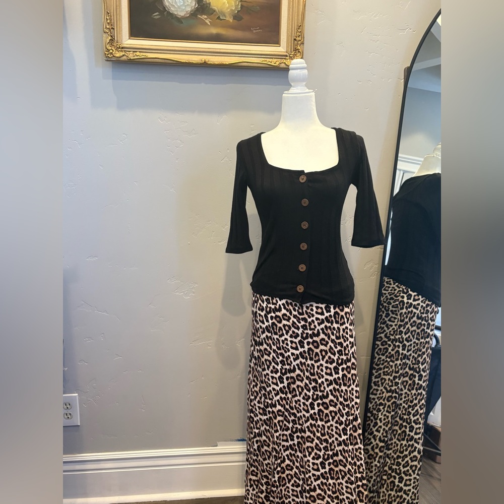 🌟 Free People top Black with brown buttons Size Small